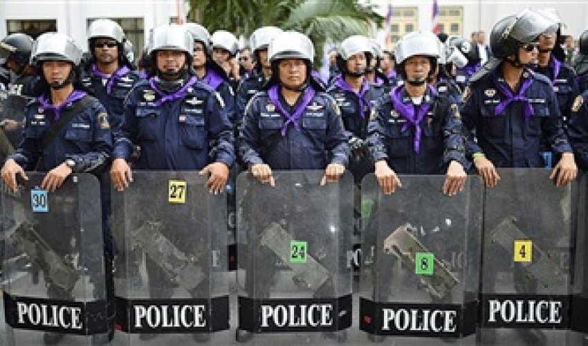 Thai police hunt man who says will shoot king's critics Thai police hunt man who says will shoot king's critics