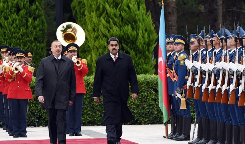 İlham Əliyev Nikolas Maduronu qarşıladı