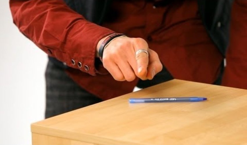 Əlləri ilə hər kəsi heyrətləndirdi - VİDEO