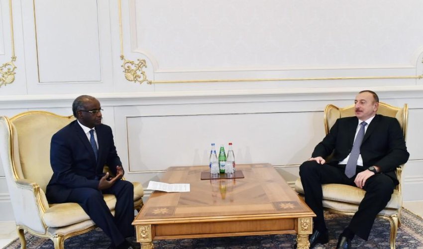 İlham Əliyev yeni səfirlərin etimadnamələrini qəbul etdi
