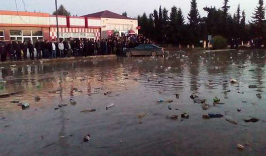 Cəlilabadda su bəndi aşdı: Yol bağlandı – FOTOLAR Cəlilabadda su bəndi aşdı: Yol bağlandı – FOTOLAR