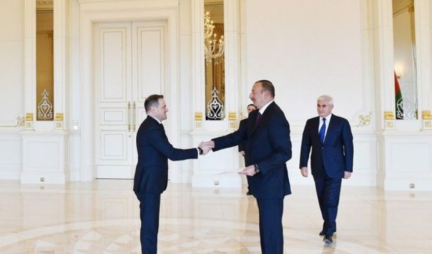 Prezident yeni səfirin etimadnaməsini qəbul etdi – FOTOLAR Prezident yeni səfirin etimadnaməsini qəbul etdi – FOTOLAR