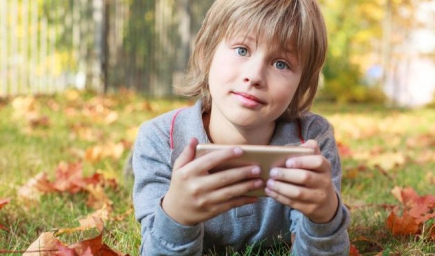 Stop junk food ads on kids' apps - WHO