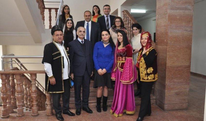 Müəllim və tələbələr dərsə milli geyimdə gəldilər - FOTOLAR Müəllim və tələbələr dərsə milli geyimdə gəldilər - FOTOLAR