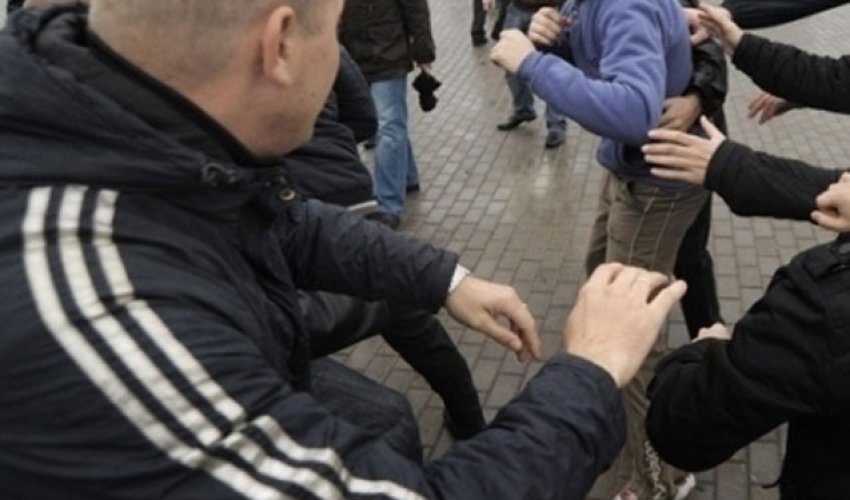 Bakıda şagird, müəllim və valideynlər arasında DAVA Bakıda şagird, müəllim və valideynlər arasında DAVA