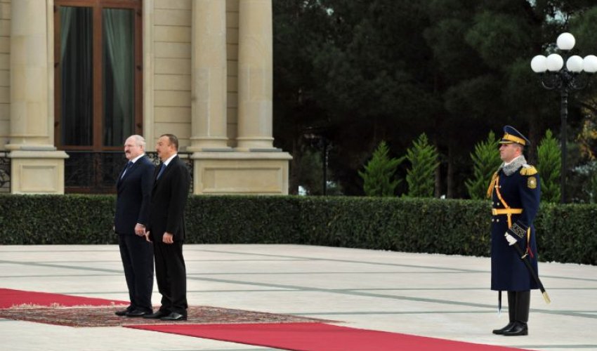 Lukaşenkonun rəsmi qarşılanma mərasimi olub