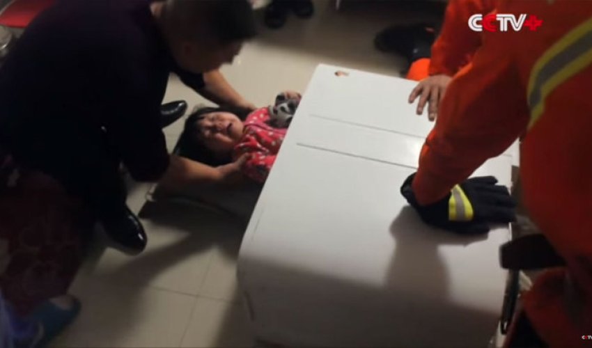 Девочка застряла в стиральной машине - ВИДЕО Девочка застряла в стиральной машине - ВИДЕО