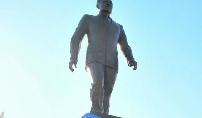 Nazarbayevə heykəl ucaldılıb