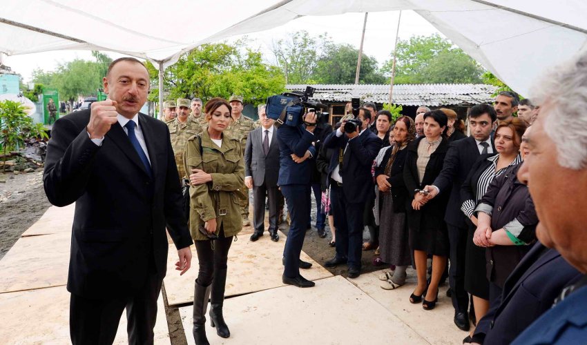 İlham Əliyev Ağdamda sakinlərlə görüşdü