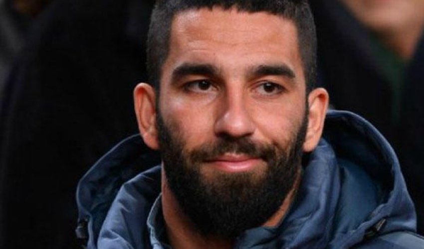 Ardanı jurnalistlərin önünə çıxarıb pislədi