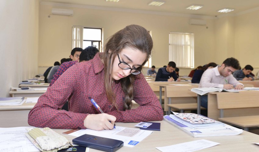 Orta məktəbdə inşa yazmaq məcburi olacaq Orta məktəbdə inşa yazmaq məcburi olacaq