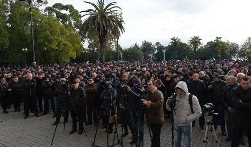 Абхазию охватили митинги Абхазию охватили митинги