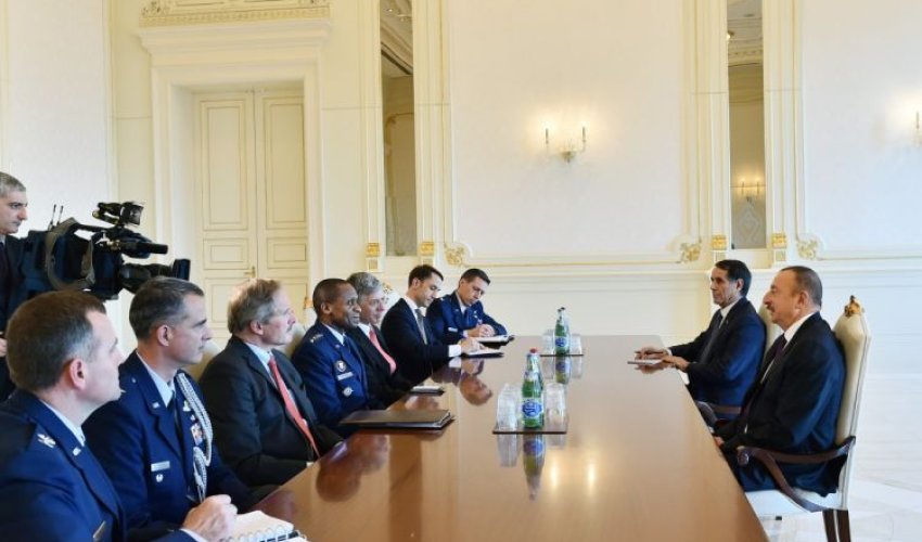 İlham Əliyev ABŞ-ın nəqliyyat komandanını qəbul edib