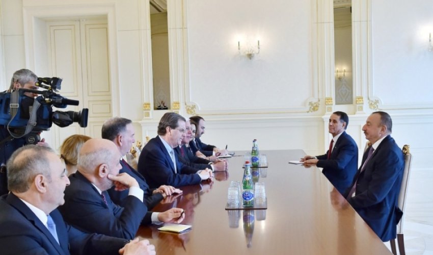 Ilham Aliyev receives delegation led by president of American Jewish Committee