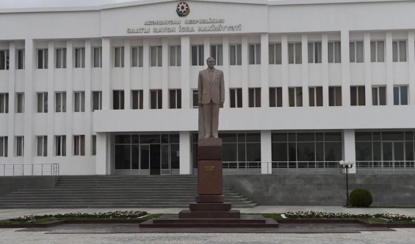 İlham Əliyev Saatlıda ulu öndər Heydər Əliyevin abidəsini ziyarət edib