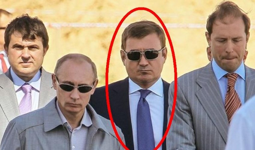 Putinin yanındakı sirli adam kimdir? 