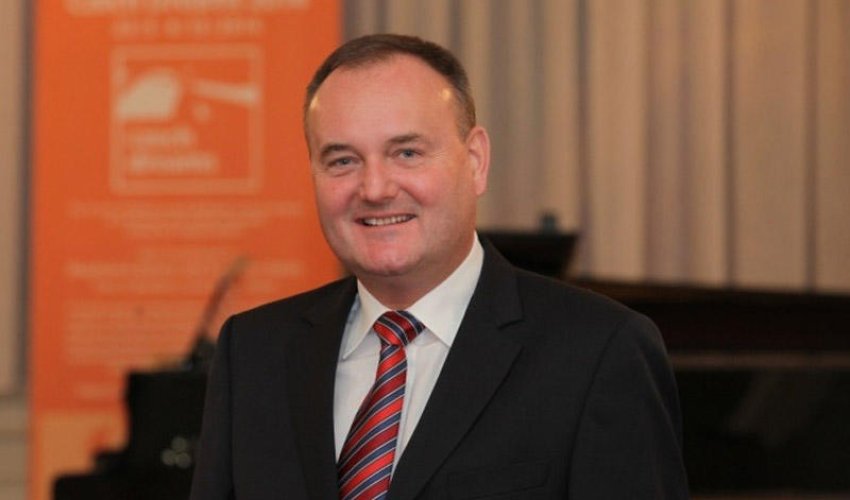 Səfir arvadına görə işdən qovulur