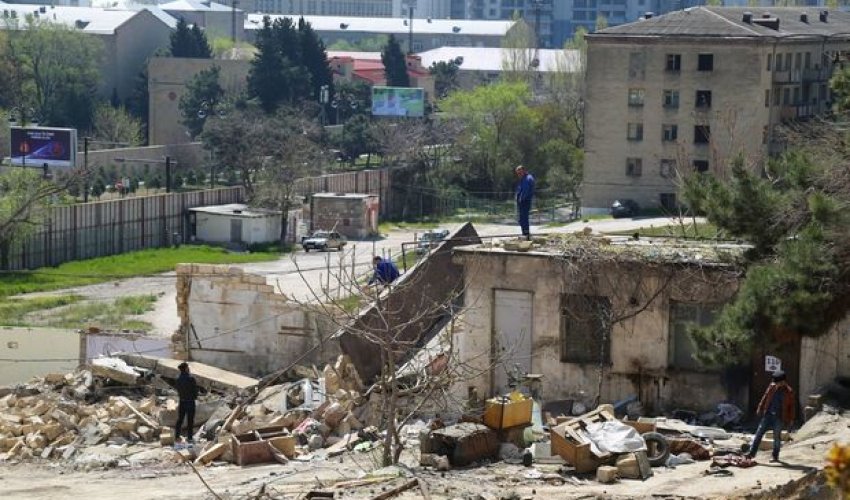 Yasamalda tikinti dayandırılan ərazidən texnika çıxarıldı – FOTO 