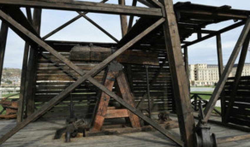 Prezident İlham Əliyev Bibiheybət mədəninin ərazisində dünyada sənaye üsulu ilə qazılmış ilk quyunun bərpadan sonrakı vəziyyəti ilə tanış olub