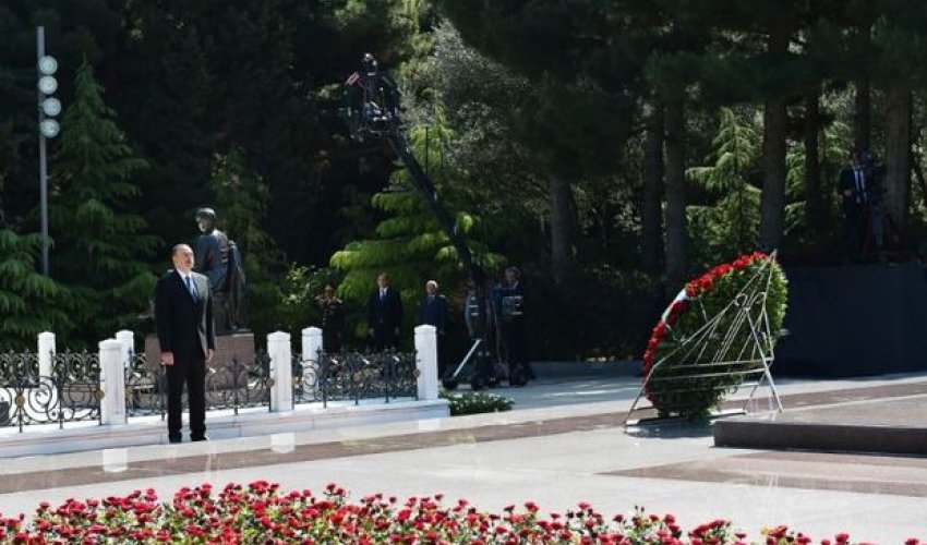 Azərbaycan Prezidenti Heydər Əliyevin məzarını ziyarət edib