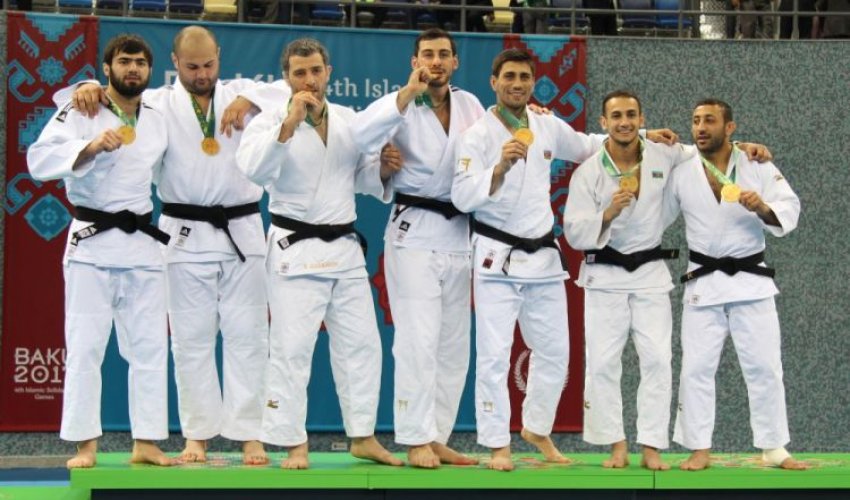 Prezident idmançılara medalları təqdim edib