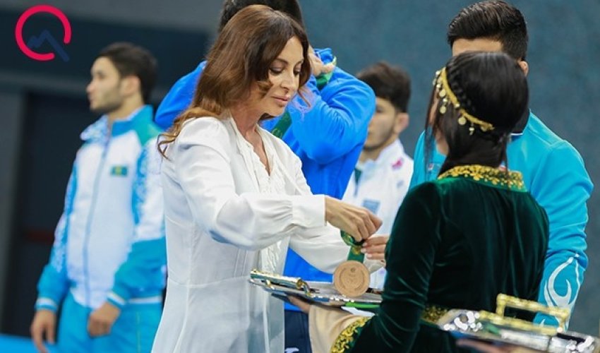 Ona qızılı Mehriban Əliyeva verdi - FOTOLAR
