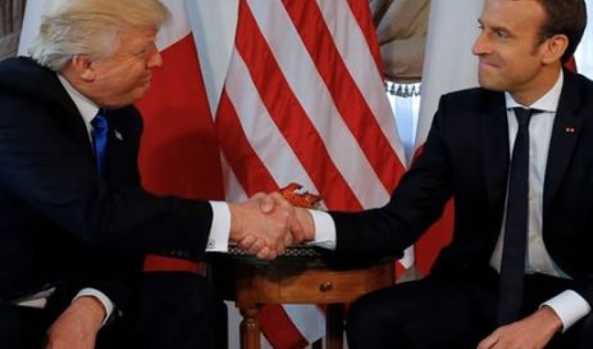 Трамп и Макрон: кто выиграл битву рукопожатий - ВИДЕО