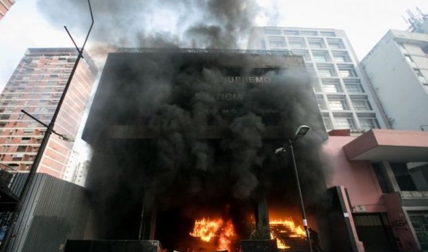 Karakasda etirazçılar Ali Məhkəmənin binasını yandırıblar