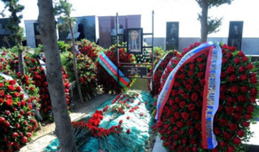 Prezident İlham Əliyev Natiq Əliyevin məzarını ziyarət edib