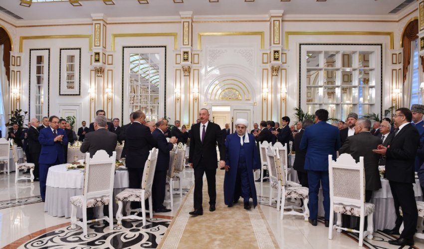 Əliyev  iftar süfrəsində - FOTOLAR
