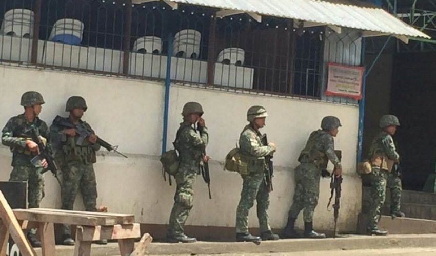 Filippində terrorçular məktəbliləri girov götürüb