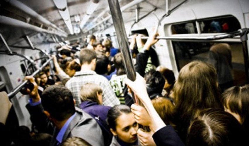 Bakı metrosunda ehtiraslı anlar - VIDEO