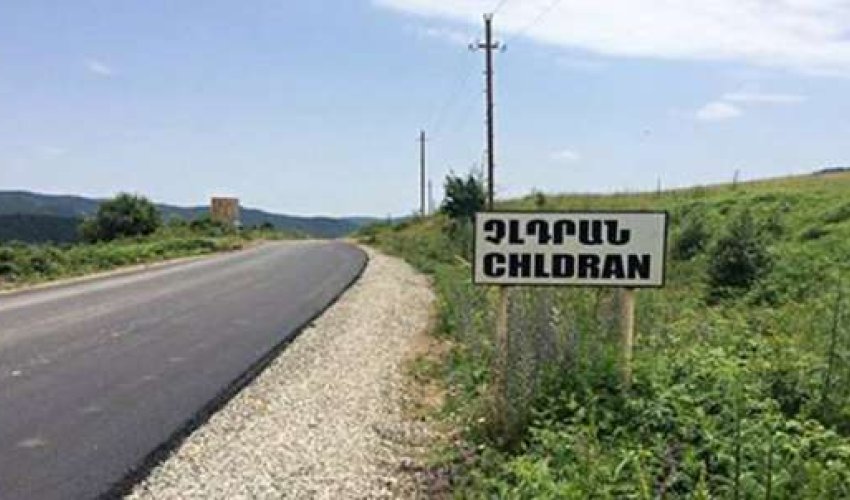 Ermənilər Çıldıran yolunu asfaltlayır Ermənilər Çıldıran yolunu asfaltlayır