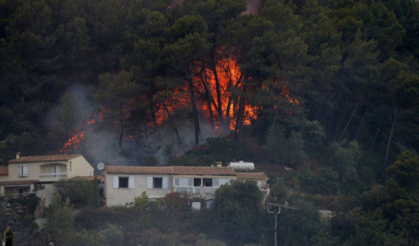 Во Франции эвакуированы 10 тысяч человек