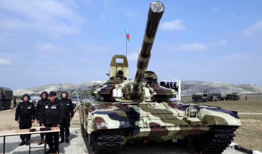 Azərbaycan tankları Rusiya çöllərini fəth etdi