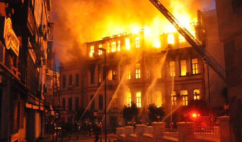Məkkədə hotel yanır