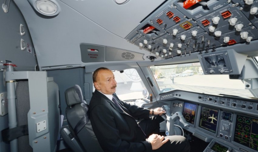 Президент ознакомился с самолетом Embraer-190 - ФОТО Президент ознакомился с самолетом Embraer-190 - ФОТО
