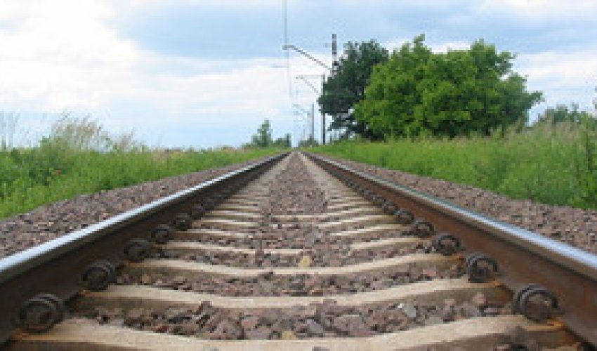 Ucarda dəmir yolu stansiyasında rels altlıqları və bolt-qayka oğurlanıb