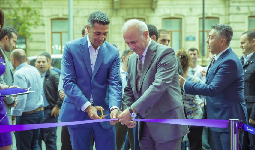 Azercell-dən daha bir yenilik:yeni konsepsiyalı “Azercell Ekslüziv” mağazası abunəçilərin istifadəsinə verildi