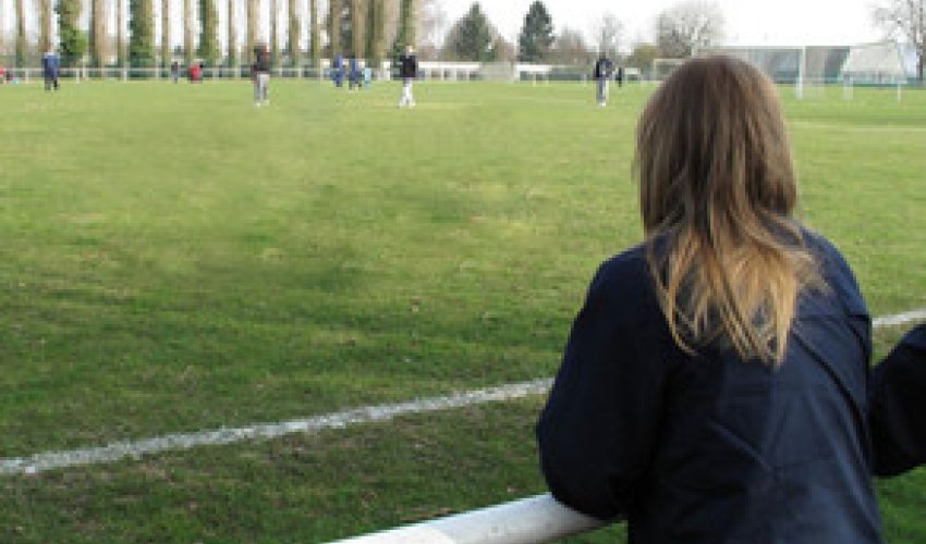 Oyun zamanı futbolçu infarkt keçirib