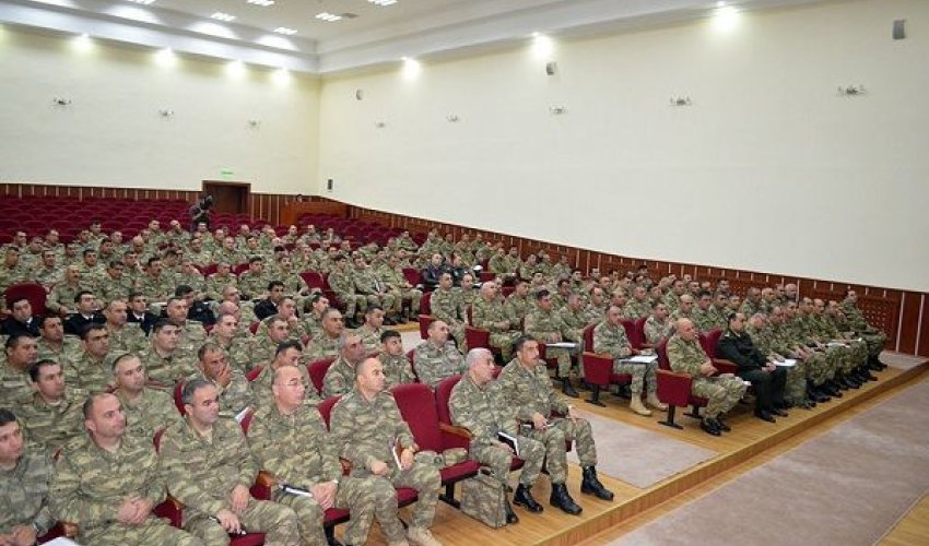 General zabitlərə tapşırıqlar verdi