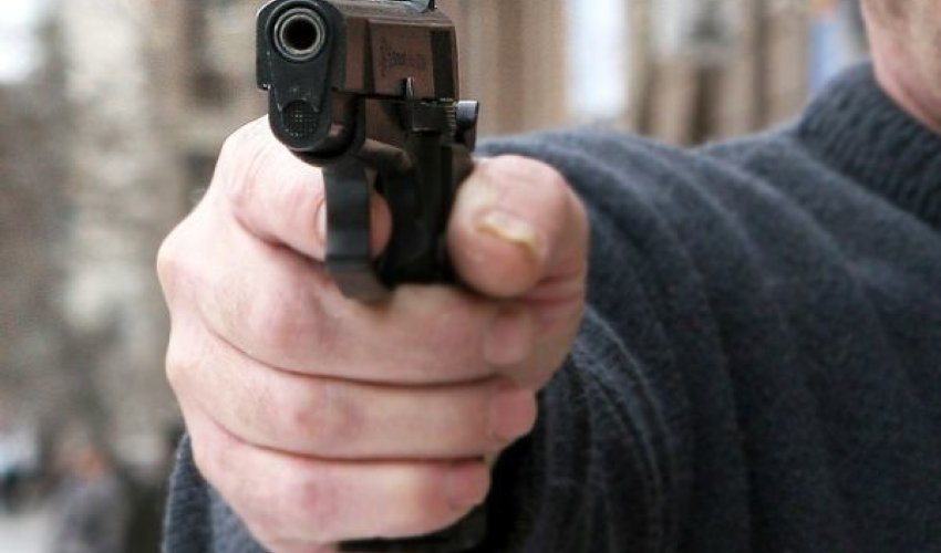 Bakıda polisləri güllələyən iş adamının qardaşı çıxdı – Şok təfərrüat Bakıda polisləri güllələyən iş adamının qardaşı çıxdı – Şok təfərrüat