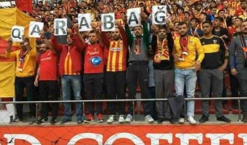 Türkiyə tribunalarında “Qarabağ” plakatı