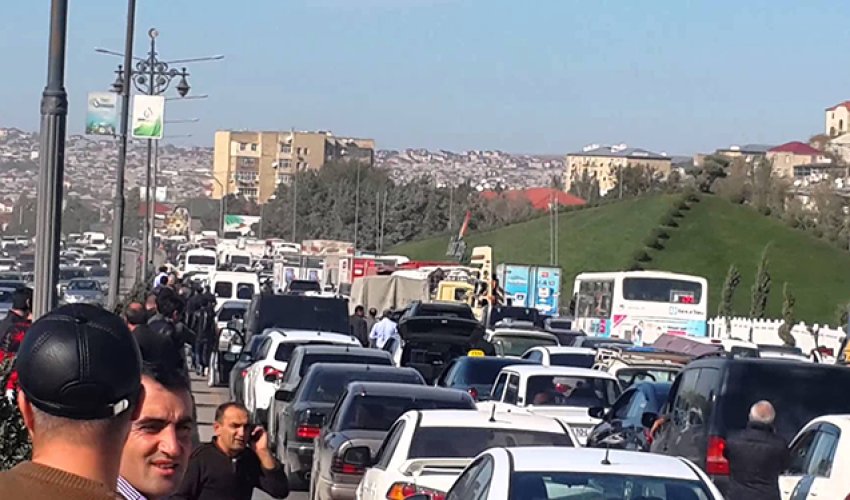 Bakı-Sumqayıt yolunda böyük tıxac Bakı-Sumqayıt yolunda böyük tıxac
