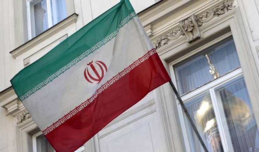 İran səfirliyində bayraqlar endirildi