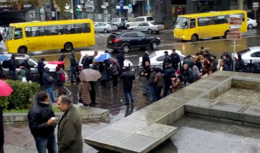 Saakaşvilinin tərəfdarları Tbilisidə də küçələrə çıxdı