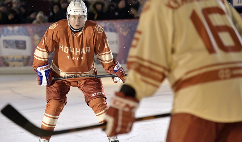 Putin Şoyqu ilə xokkey oynadı