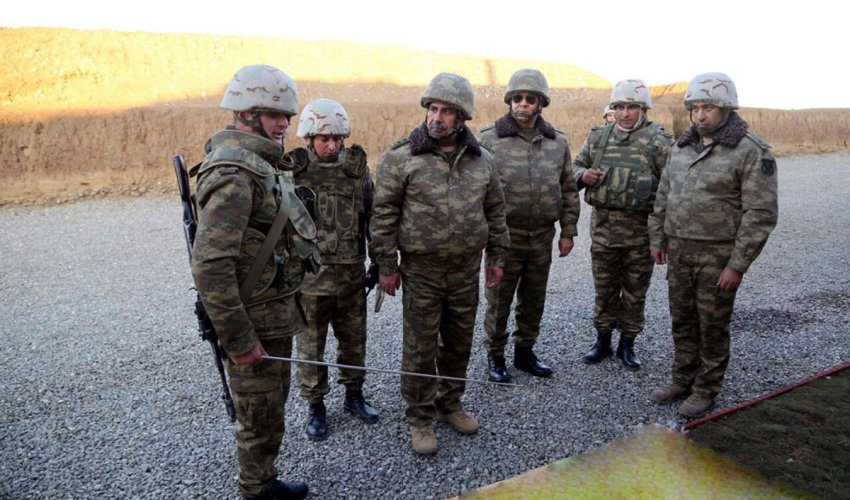 Müdafiə naziri ön xətdə