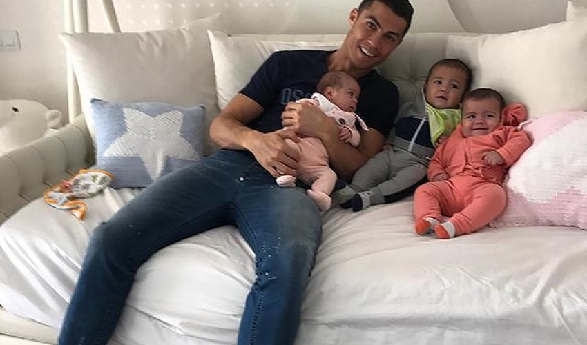 Ronaldonun körpələri ilə yeni fotosu