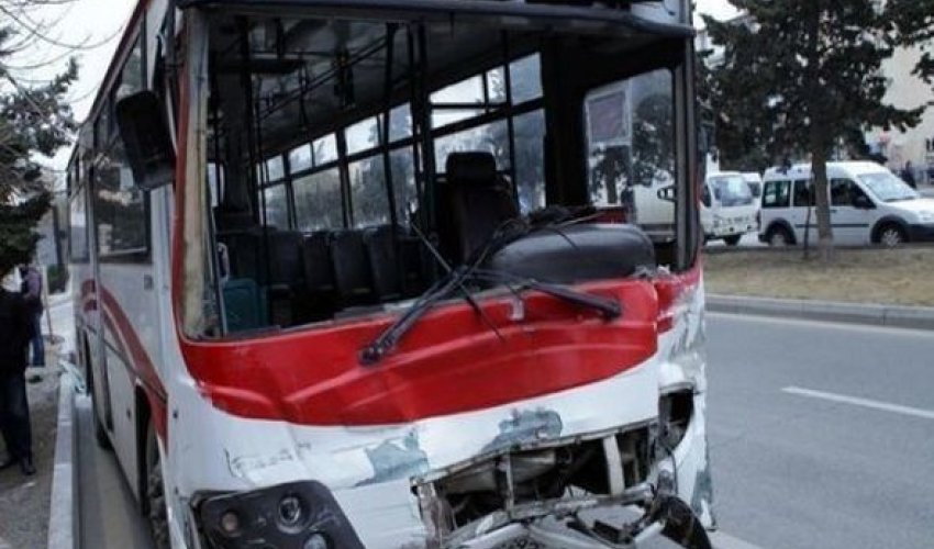 Автобусная авария в Баку, погибла женщина Автобусная авария в Баку, погибла женщина